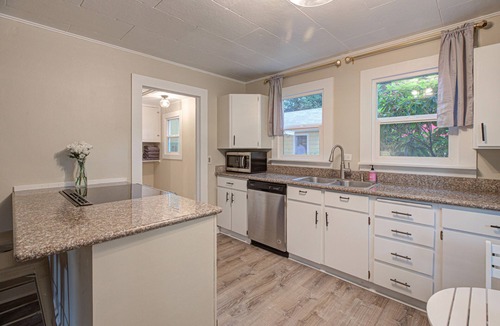 Pleasant Valley House | Charming Cottage - park like setting