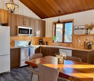 Bradford West Gwillimbury Ski Chalet | Charming Cottage Retreat with Sauna in Bond Head