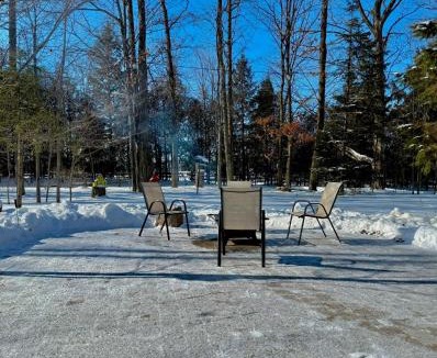 Bradford West Gwillimbury Ski Chalet | Charming Cottage Retreat with Sauna in Bond Head