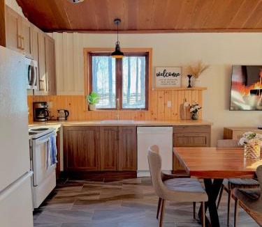 Bradford West Gwillimbury Ski Chalet | Charming Cottage Retreat with Sauna in Bond Head