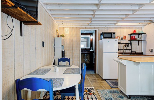 Utica Cottage | Charming cottage sleeps 3- river views in Jeffersonville - Utica, IN