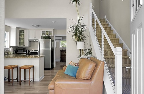 The Meadows Cottage | Charming cottage! Central to beach & downtown