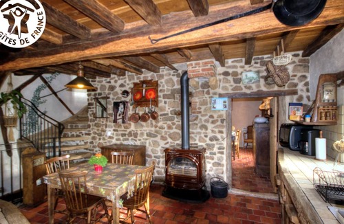 Chirassimont Cottage | Charming cottage with wood stove, pets allowed