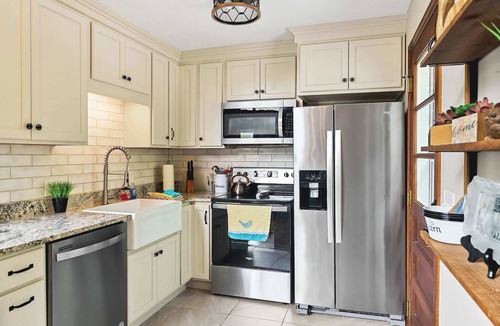 Smithville House | Charming Cottage w/Hot Tub, 3 Min to Marina