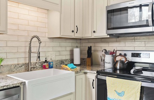 Smithville House | Charming Cottage w/Hot Tub, 3 Min to Marina