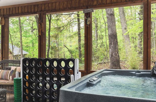 Smithville House | Charming Cottage w/Hot Tub, 3 Min to Marina