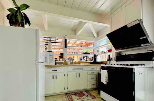 San Leandro Cottage | Charming cottage with Koi Pond