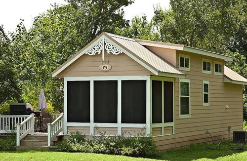 Washington House | Charming Cottage with Screened in Porch