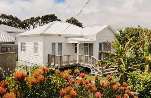 New Plymouth House | Charming Cottage - with deck & beach access