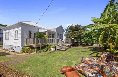 New Plymouth House | Charming Cottage - with deck & beach access