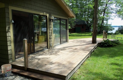 Weld House | Charming Cottage with Deck and Lakefront