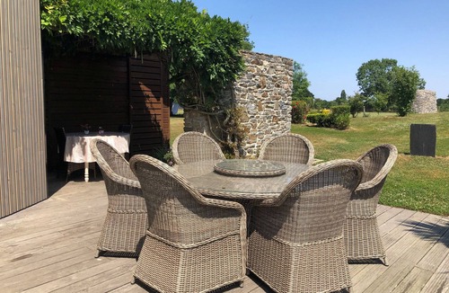 Pannece Cottage | Charming Cottage with Fireplace and Spa