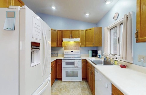 Chamberlain Cabin | Charming Cottage with Ocean Views, Wifi, and Washer and Dryer