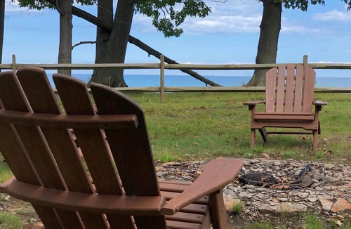 Irving House | Charming Cottage with Private Beach (sleeps 6, A/C, Wifi & Kayaks)