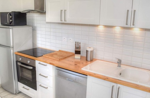 Luynes Cottage | Charming cottage with shared pool near Tours