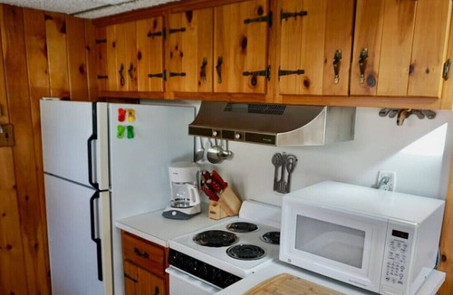 Ocean Point House | Charming Cottage with Spacious Deck & Sunroom on Ocean Point