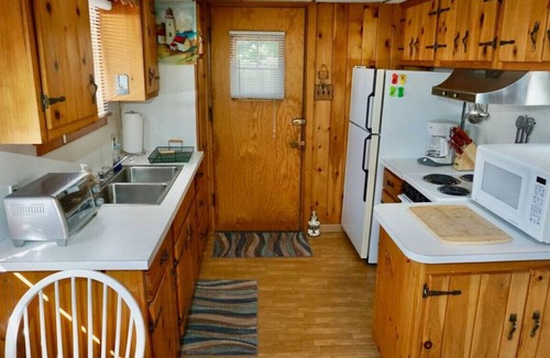 Ocean Point House | Charming Cottage with Spacious Deck & Sunroom on Ocean Point