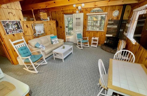 Ocean Point House | Charming Cottage with Spacious Deck & Sunroom on Ocean Point
