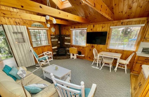 Ocean Point House | Charming Cottage with Spacious Deck & Sunroom on Ocean Point
