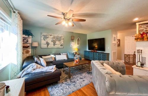 Chickamauga House | Charming Cottage with Hot Tub 15 Mi to Chattanooga!