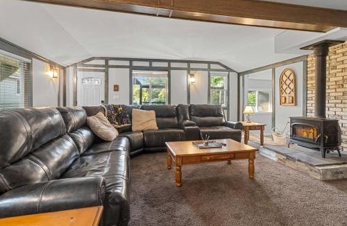 Zenda House | Charming Cottage with Firepit & Sunroom Retreat in Lake Geneva, Wisconsin