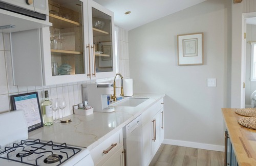 San Luis Obispo County Cottage | Charming cottage with Rock View Morro Bay