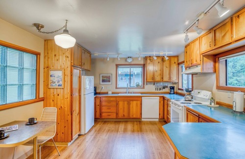 Neahkahnie Beach House | Charming Cottage with Hot Tub and Barbecue