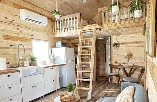 Conroe Cottage | Charming cottage with AC and WiFi in enchanting Richards