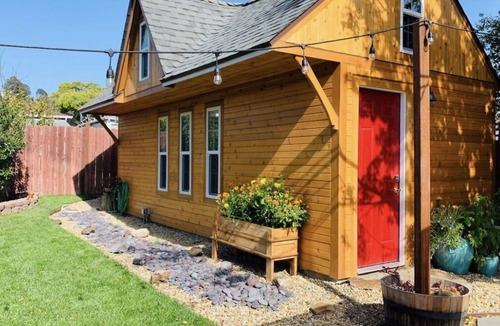 East Richmond Cottage | Charming Cottage with Hot Tub and Yard