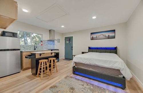 Denton Cottage | Charming cottage with WiFi and AC in phenomenal Denton