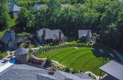 Saint Albans Cottage | Charming cottages located at wedding venue in St Albans Missouri