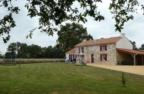 La Roche-sur-Yon Cottage | Charming Country House with Large Garden, Terrace, and Trampoline