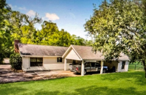 Keenan Cottage | Charming Country Bungalow; serene setting close to Lake Conroe & The Woodlands