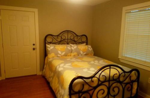 Saint Elmo House | Charming Country Cabin with Self Check In