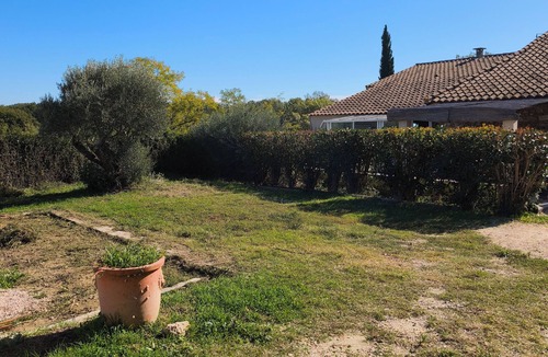 Aramon House | Charming country cottage with view