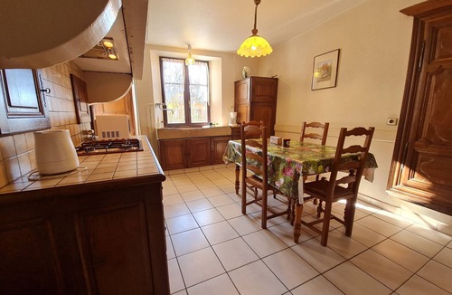 Pulney Cottage | Charming Country Cottage with Garden, Near Trails and Leisure Spots