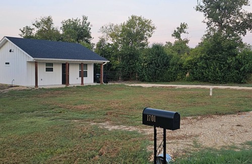 Leon Junction House | Charming Country Cottage on 1 acre in the City. 2-bdrm 1 ba