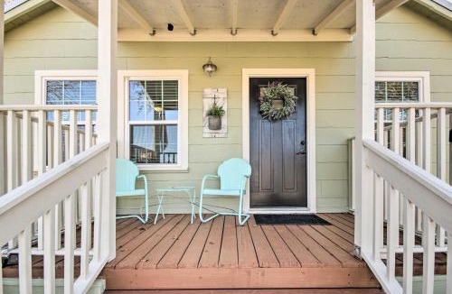 Tomball House | Charming Country Cottage, Walk to Main Street!