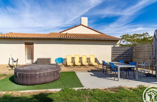 Nueil-sur-Layon Cottage | Charming Countryside Retreat with Spa - Near Vineyards and Castles
