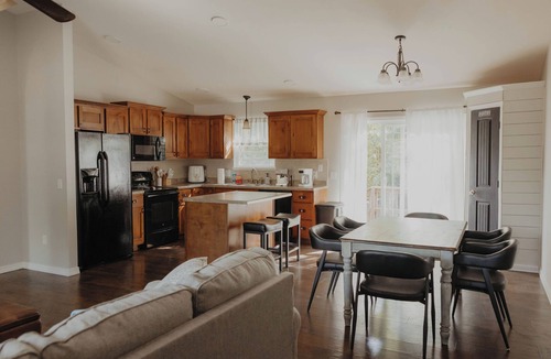 West Plains House | Charming Country Getaway - 8 Min to Everything