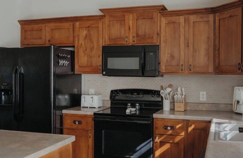 West Plains House | Charming Country Getaway - 8 Min to Everything