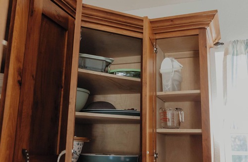 West Plains House | Charming Country Getaway - 8 Min to Everything