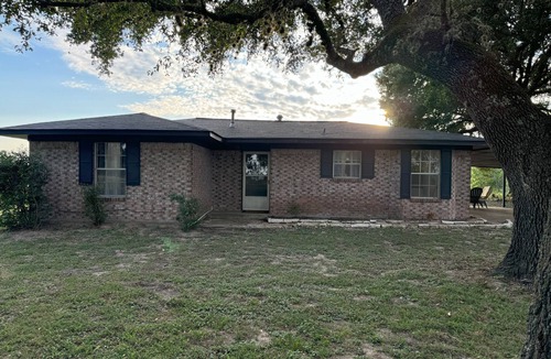 Anderson House | CHARMING country home with easy city access