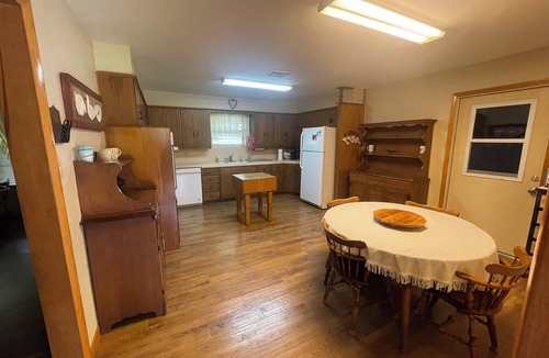 Elgin House | Charming country home with WiFi, AC in marvelous Elgin