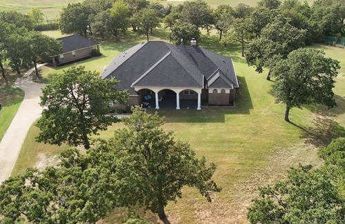Johnson County House | Charming country mansion for a nice peaceful getaway