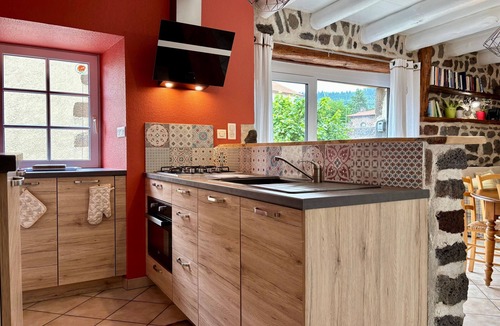 Seneujols Cottage | Charming Country Retreat: 3 Ensuite Bedrooms, Terrace, BBQ, Pet-Friendly, Fiber WiFi, Near Puy-en-Velay