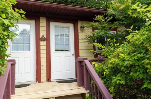 Saint Patrick Cabin | Charming Countryside Cabin. Pet-Friendly!
