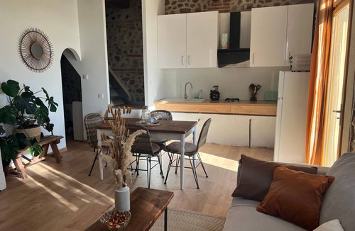 Pia House | Charming Countryside Haven with Pool: 2 Apartments, 8 Guests, Near Perpignan