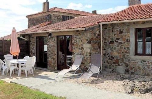 Monsireigne House | Charming Courtyard cottage 25kms Puy du Fou