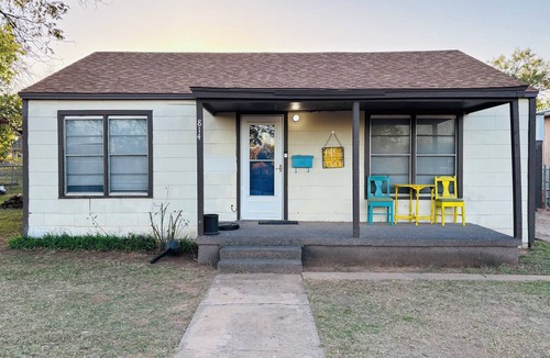 Hamlin House | Charming Cozy 2-bedroom home in Hamlin with shared backyard.